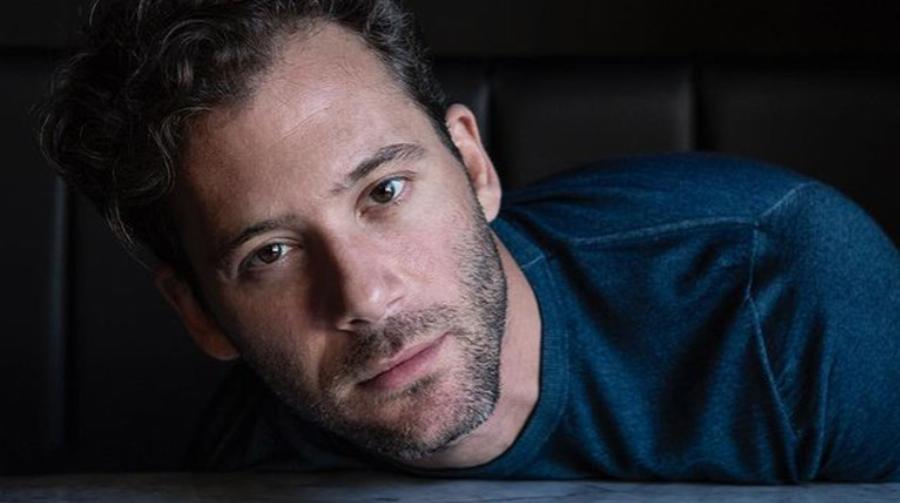 Ο Αντίνοος Αλμπάνης που έχει περάσει αρρώστια, «πετσόκοψε» τον Βαλάντη σε 6 γραμμές, χωρίς καν να αναφέρει το όνομά του