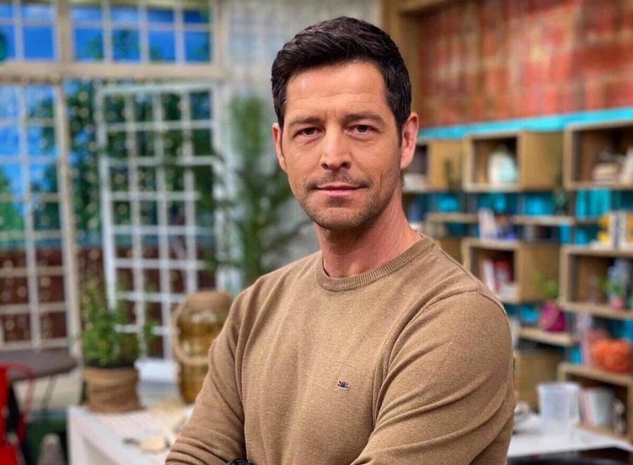 Ολόιδιοι με τον πατέρα τους Σάκης και Απόστολος Ρουβάς: Το πρόσωπο του στη δημοσιότητα