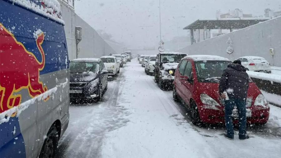 Αττική οδός σήμερα: Οδηγοί με οικογένειες 5 ώρες εγκλωβισμένοι – Μωρά κλαίνε, γυναίκες λιποθυμούν