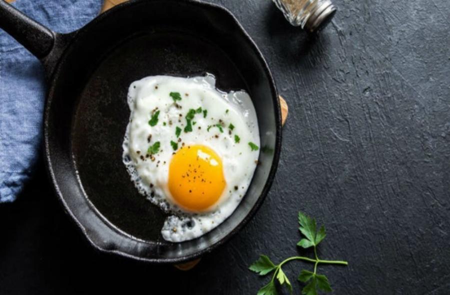 Τα τέλεια αυγά: Έβαλε νερό σε ένα τηγάνι κι έριξε μέσα δυο αυγά – Γευστικότατο αποτέλεσμα