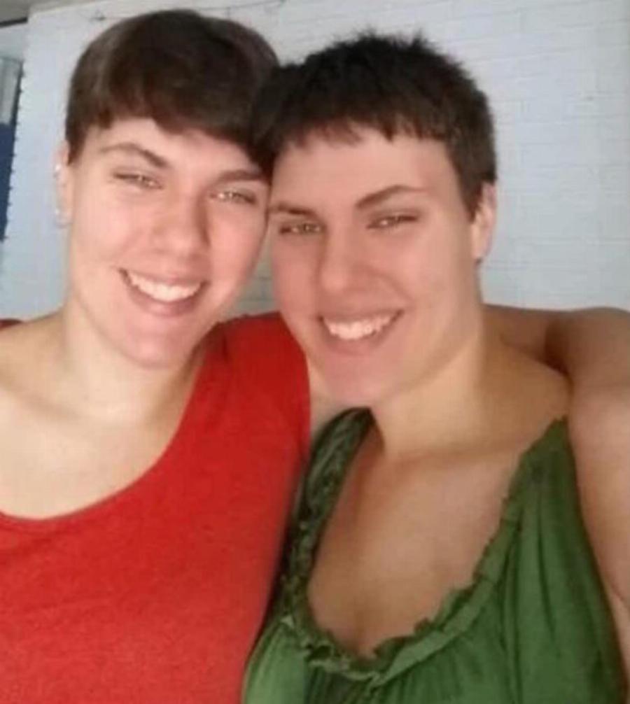 Η Σωτήρια Αγκαλιά: Τα δίδυμα μωρά που σώθηκαν με μια αγκαλιά το 1995, σήμερα είναι δύο γλυκύτατες και όμορφες δεσποινίδες