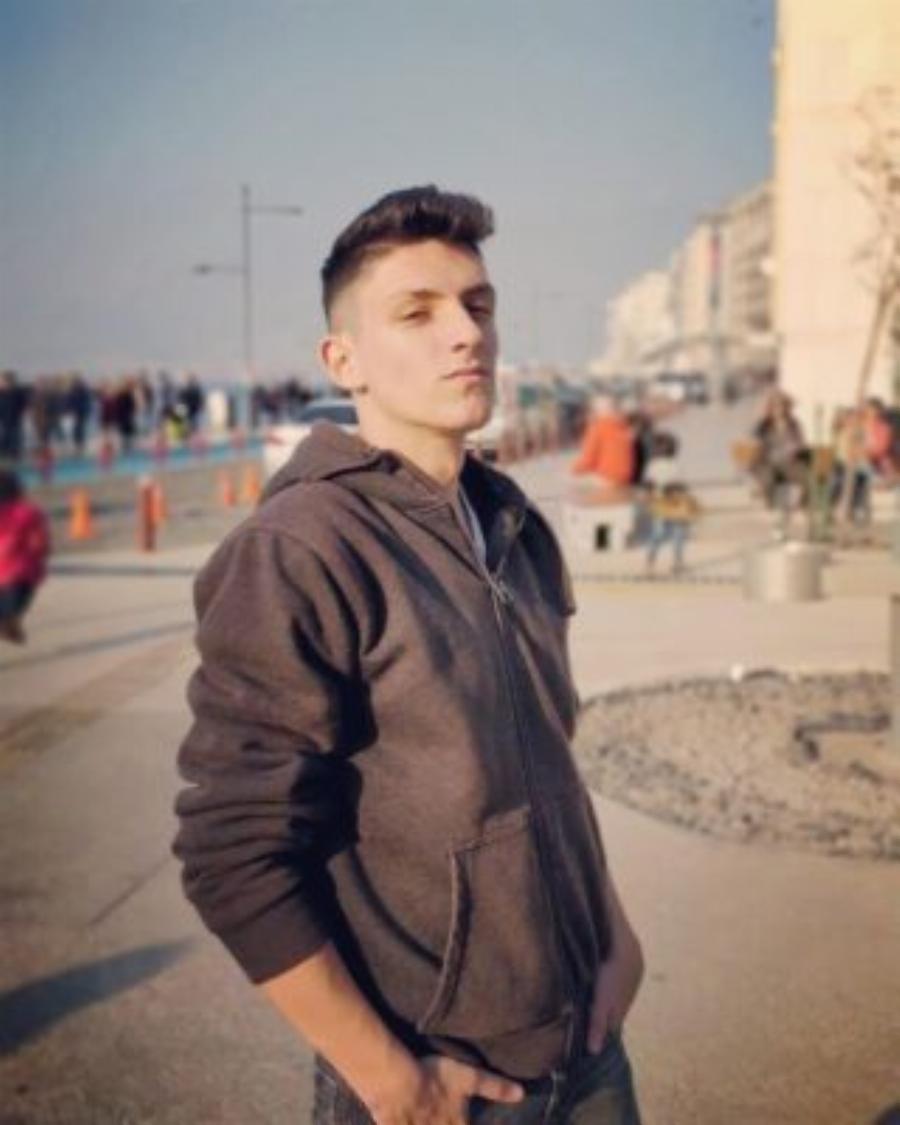 Τίτος Καλλίρης: Το παιδί του Θάνου Καλλίρη έγινε 21 χρονών, είναι ένας γοητευτικός νεαρός και έχει μεγάλη ομοιότητα με τον μπαμπά του