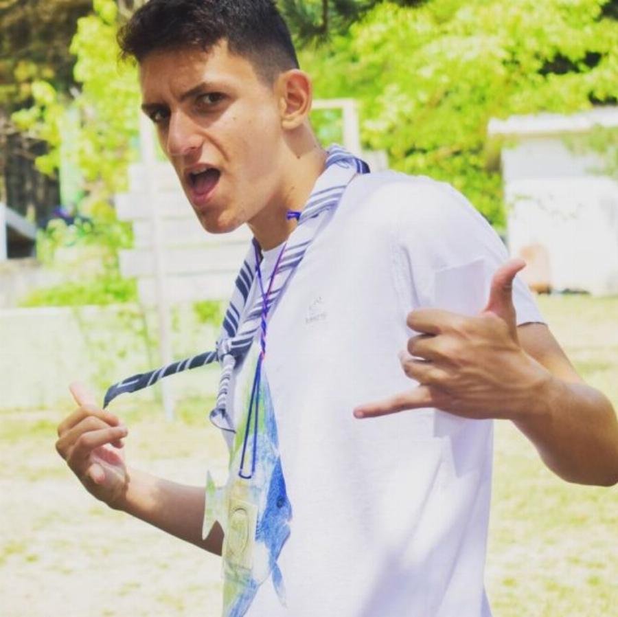 Τίτος Καλλίρης: Το παιδί του Θάνου Καλλίρη έγινε 21 χρονών, είναι ένας γοητευτικός νεαρός και έχει μεγάλη ομοιότητα με τον μπαμπά του