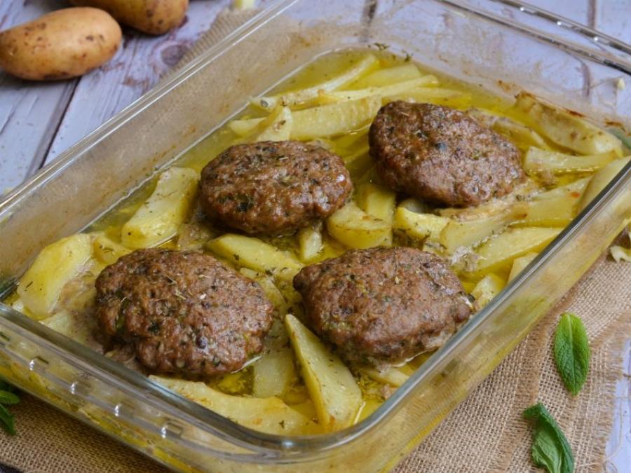 Ο μοναδικός τρόπος για να μη σας διαλύονται τα μπιφτέκια στο ψήσιμο