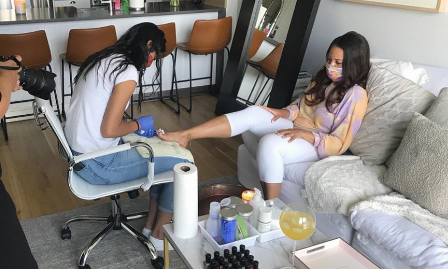 Έρχονται πρόστιμα μέσω social media: Τέλος χτενίσματα, βαφές και μανικιούρ στο σπίτι