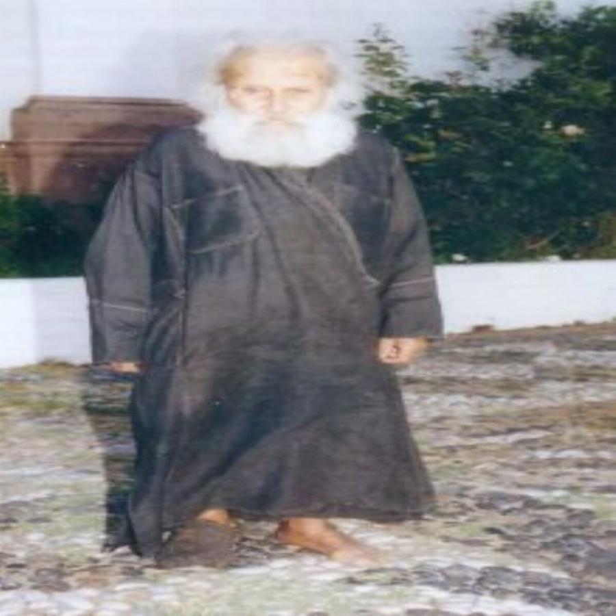 Το θαύμα του Παπά – Φώτη από την Μυτιλήνη: Περπατούσε στη βροχή και παρέμενε στεγνός