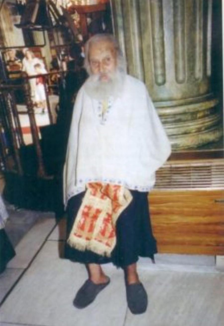 Το θαύμα του Παπά – Φώτη από την Μυτιλήνη: Περπατούσε στη βροχή και παρέμενε στεγνός