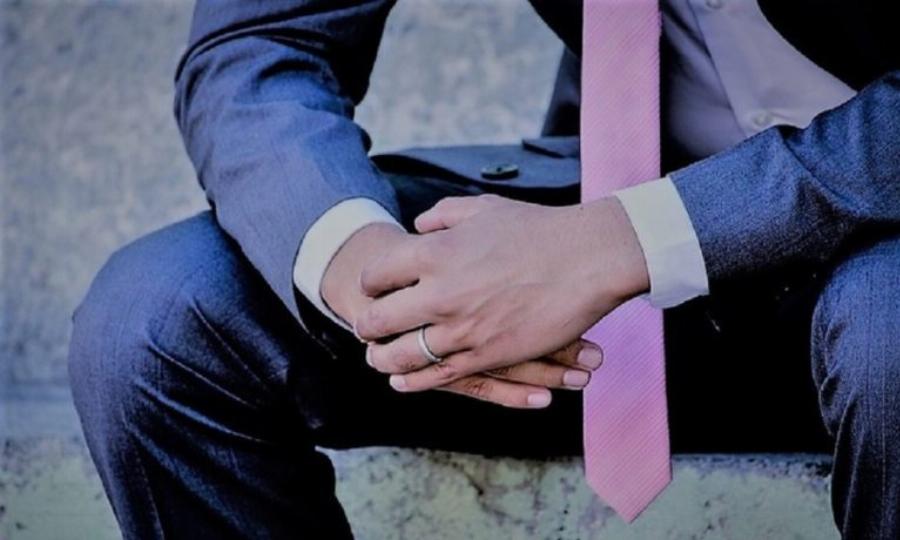 “Με λένε Κώστα, γύρισα απ’ τα καράβια και βρήκα τη σύζυγό μου με παιδί από άλλον. Θέλει να το μεγαλώσουμε μαζί”