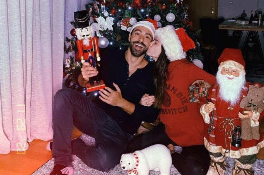 Σάκης Τανιμανίδης – Χριστίνα Μπόμπα: Εύχονται καλή χρονιά αγκαλιά με τα δίδυμα