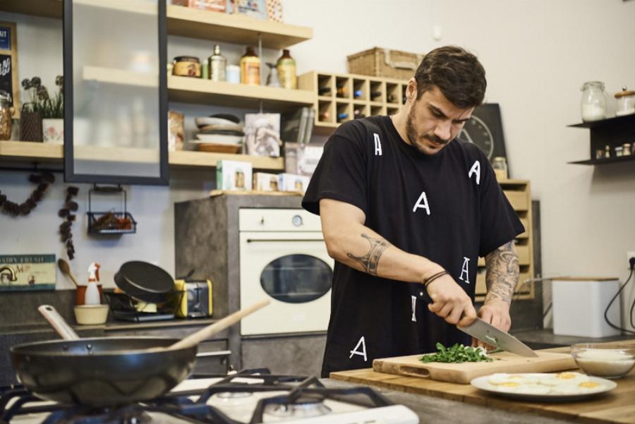 Άκης Πετρετζίκης: To σπασμένο ρεκόρ Γκίνες, η νίκη στο masterchef και το μυστικό της επιτυχημένης καριέρας