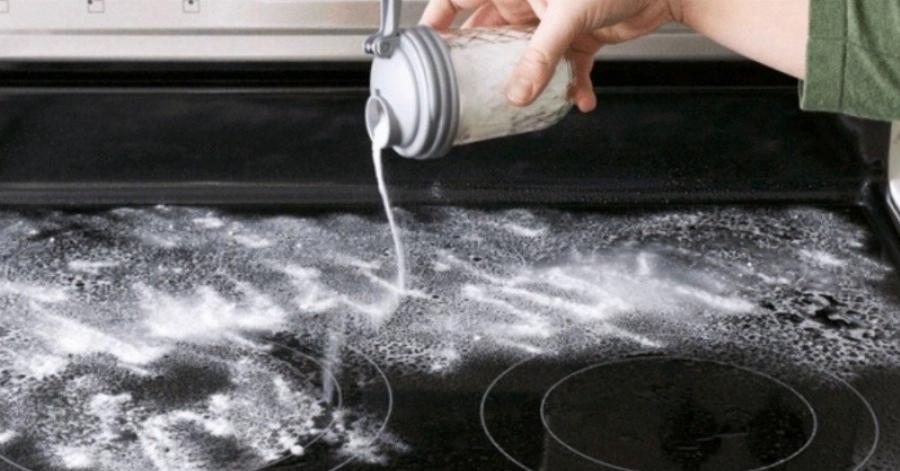 Κεραμική εστία: Ο πανέξυπνος τρόπος να κάνετε τα μάτια της κουζίνας να λάμπουν