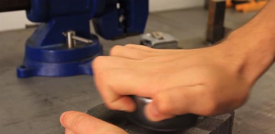 Δεν είχαμε ιδέα πως γίνεται: Πως να ανοίξετε μια κονσέρβα με τα χέρια σε περίπτωση που δεν έχετε ανοιχτήρι