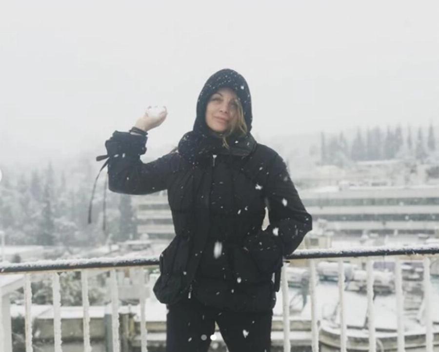 Πανέμορφη και χιονισμένη: Η Άντζελα Γκερέκου ποζάρει στα χιόνια χωρίς ίχνος μακιγιάζ