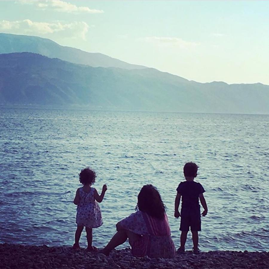 Δήμητρα Στογιάννη: Ο ρόλος της στο 50-50, η συνεργασία με τον Σάκη Μπουλά, ο γάμος, τα δύο παιδία και η αφοσίωση στην οικογένεια της