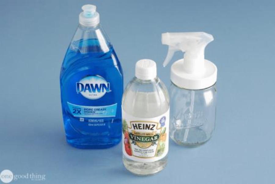 Καθάρισμα παντζουριών: Ο καλύτερος τρόπος για να τα κάνετε να αστράφτουν από καθαριότητα