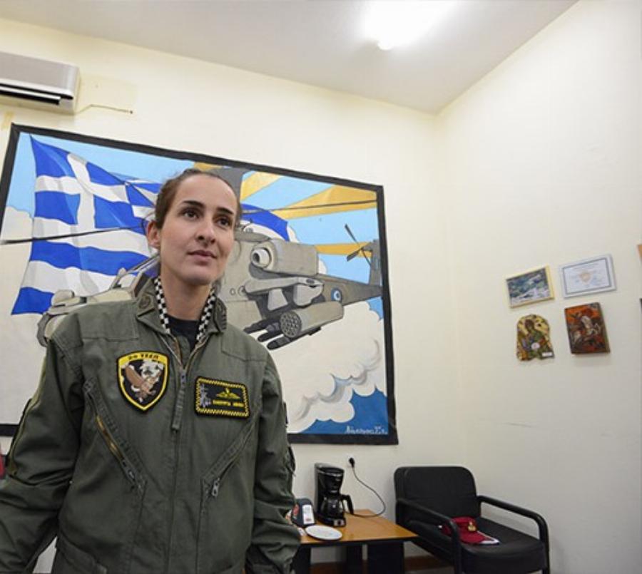 Αθηνά Πανουργιά: Η πρώτη γυναίκα χειριστής Απάτσι, αφήνει ιστορία στις Ένοπλες Δυνάμεις