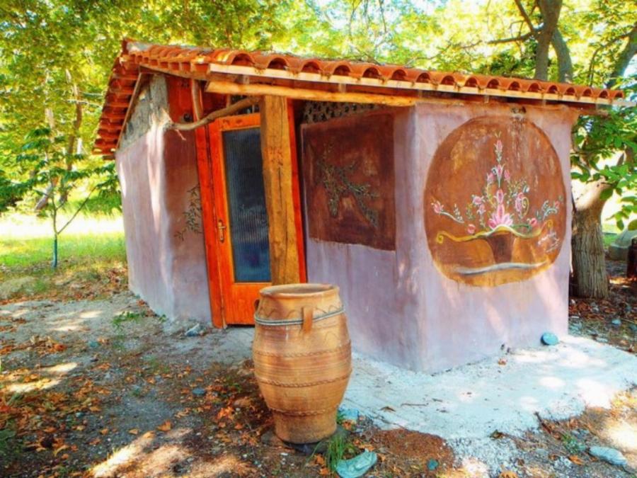 Δύο πανέξυπνοι Λαρισαίοι παράτησαν τη δουλειά τους και φτιάχνουν σπίτια με 2.000€ από φυσικά υλικά