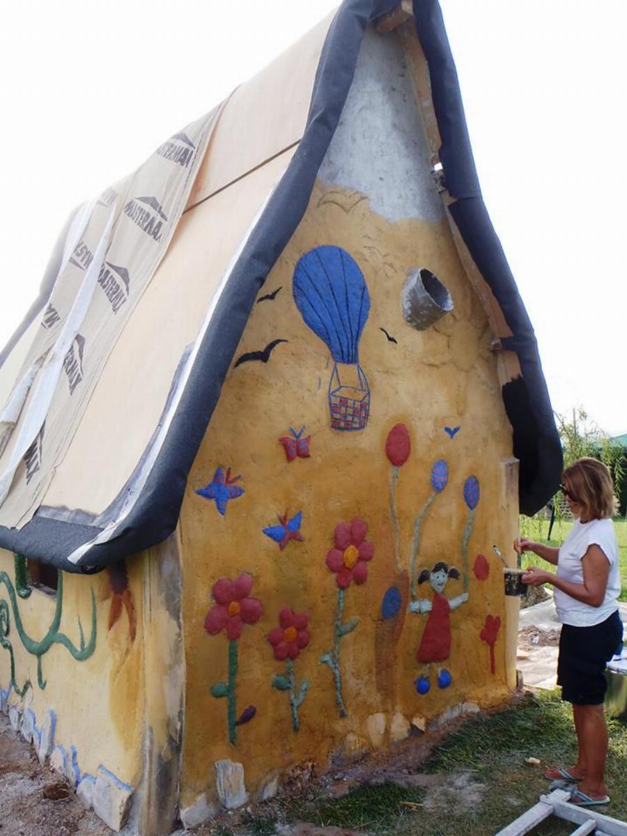 Δύο πανέξυπνοι Λαρισαίοι παράτησαν τη δουλειά τους και φτιάχνουν σπίτια με 2.000€ από φυσικά υλικά