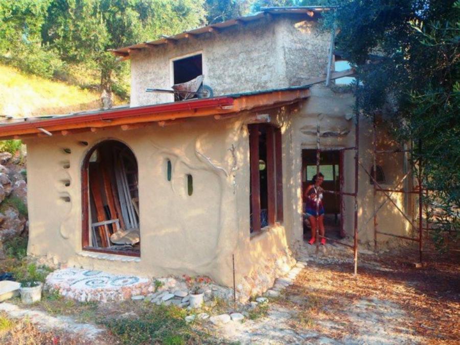 Δύο πανέξυπνοι Λαρισαίοι παράτησαν τη δουλειά τους και φτιάχνουν σπίτια με 2.000€ από φυσικά υλικά