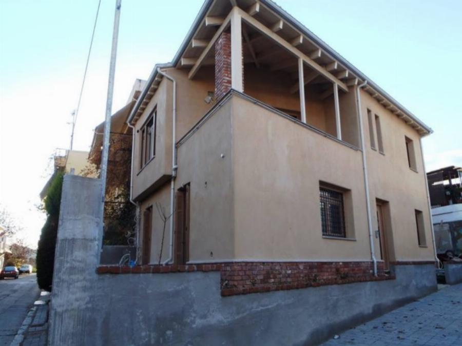 Δύο πανέξυπνοι Λαρισαίοι παράτησαν τη δουλειά τους και φτιάχνουν σπίτια με 2.000€ από φυσικά υλικά