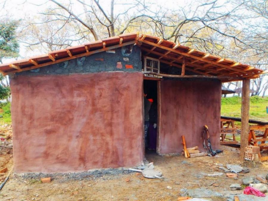 Δύο πανέξυπνοι Λαρισαίοι παράτησαν τη δουλειά τους και φτιάχνουν σπίτια με 2.000€ από φυσικά υλικά