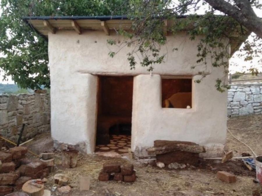 Δύο πανέξυπνοι Λαρισαίοι παράτησαν τη δουλειά τους και φτιάχνουν σπίτια με 2.000€ από φυσικά υλικά