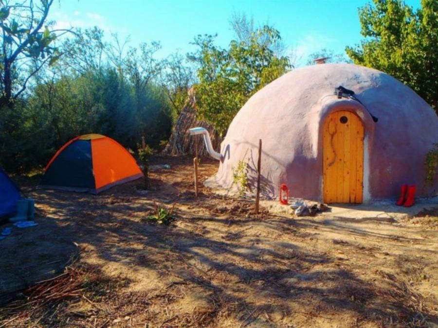 Δύο πανέξυπνοι Λαρισαίοι παράτησαν τη δουλειά τους και φτιάχνουν σπίτια με 2.000€ από φυσικά υλικά