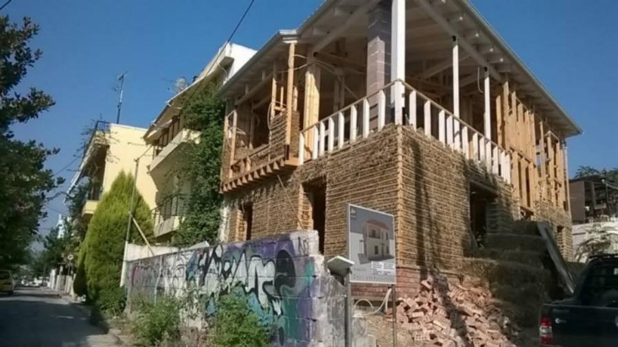 Δύο πανέξυπνοι Λαρισαίοι παράτησαν τη δουλειά τους και φτιάχνουν σπίτια με 2.000€ από φυσικά υλικά