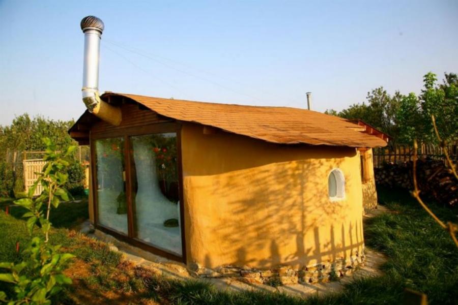 Δύο πανέξυπνοι Λαρισαίοι παράτησαν τη δουλειά τους και φτιάχνουν σπίτια με 2.000€ από φυσικά υλικά