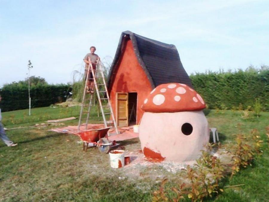 Δύο πανέξυπνοι Λαρισαίοι παράτησαν τη δουλειά τους και φτιάχνουν σπίτια με 2.000€ από φυσικά υλικά