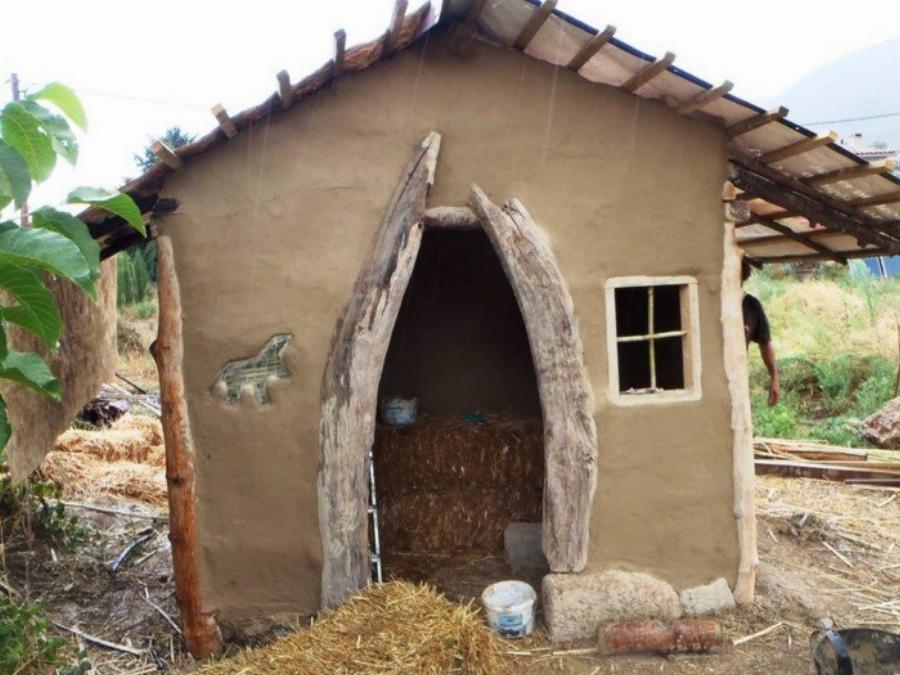 Δύο πανέξυπνοι Λαρισαίοι παράτησαν τη δουλειά τους και φτιάχνουν σπίτια με 2.000€ από φυσικά υλικά