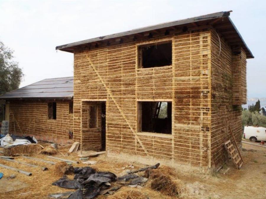 Δύο πανέξυπνοι Λαρισαίοι παράτησαν τη δουλειά τους και φτιάχνουν σπίτια με 2.000€ από φυσικά υλικά