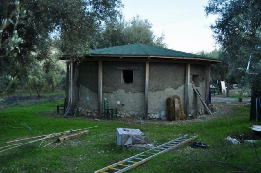 Δύο πανέξυπνοι Λαρισαίοι παράτησαν τη δουλειά τους και φτιάχνουν σπίτια με 2.000€ από φυσικά υλικά