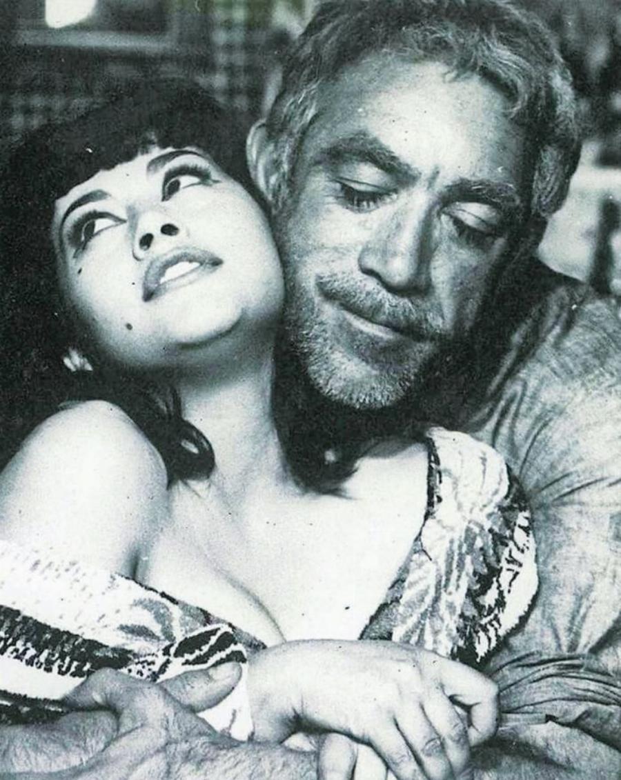 Ελένη Ανουσάκη: Οι 200 ρόλοι, η αστυνομία για το προκλητικό φόρεμα, η απόφαση να μην κάνει παιδιά και η ψυχοθεραπεία