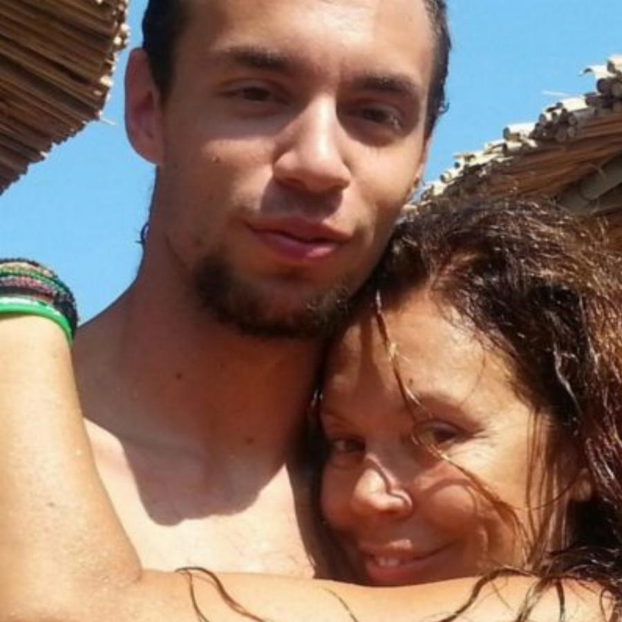 Ελένη Δήμου: Τα 31 χρόνια γάμου με Άκη Γκολφίδη, η ομοιότητα με το παιδί της και η τραγική απώλεια που την σημάδεψε