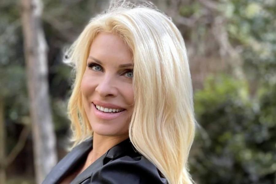 Άβαφη και με ποδιά: Η Ελένη Μενεγάκη φτιάχνει με τη μικρή Μαρίνα γλυκά στην κουζίνα