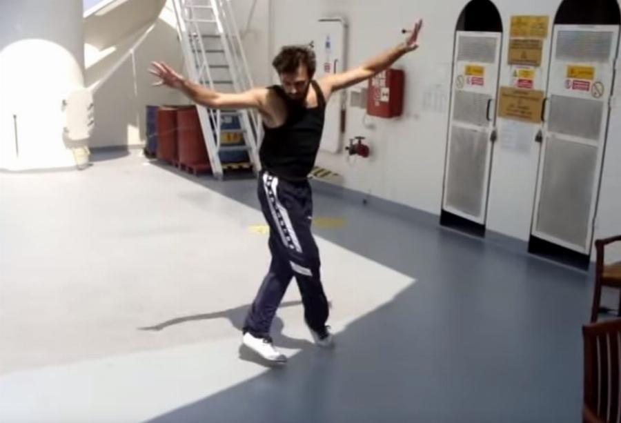 Έλληνας ναυτικός: Τρέλανε το διαδίκτυο με το ζεϊμπέκικό του στον Ατλαντικό