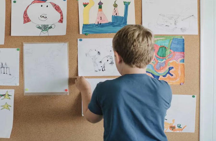 «Είμαι μπουμπούνας, το είπε κι ο μπαμπάς»: Το γράμμα ενός μαθητή δημοτικού που προβληματίζει και συγκινεί