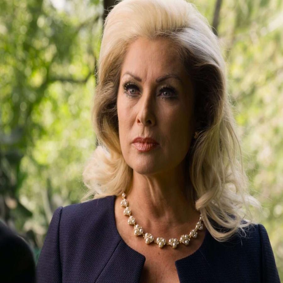 Εσμεράλντα: Πως είναι σήμερα η πρωταγωνίστρια με τα πράσινα μάτια – Είναι κατάξανθη και κόβει την ανάσα ακόμα και στα 50 της χρόνια