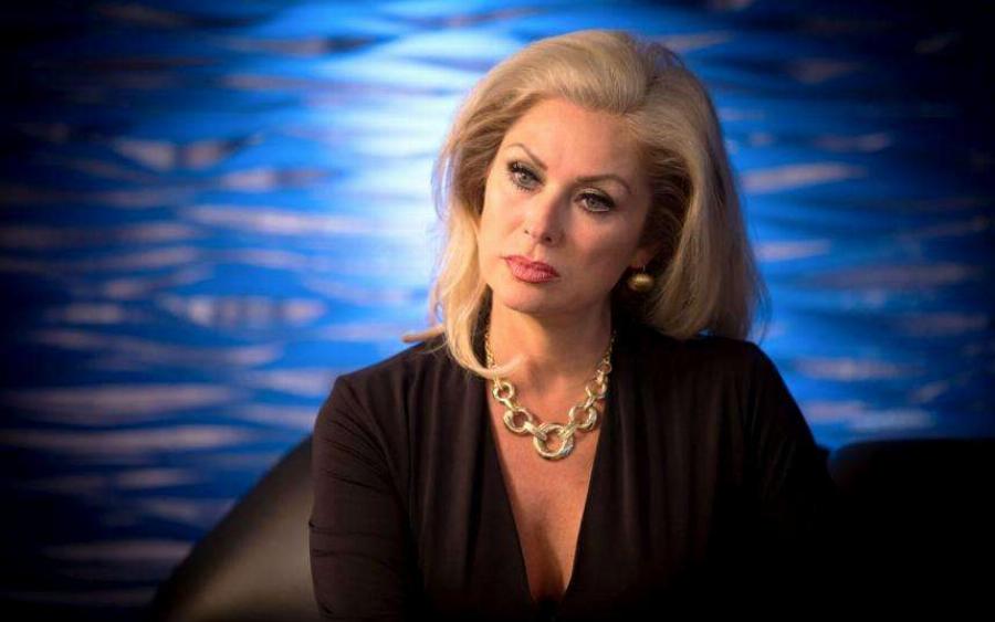 Εσμεράλντα: Πως είναι σήμερα η πρωταγωνίστρια με τα πράσινα μάτια – Είναι κατάξανθη και κόβει την ανάσα ακόμα και στα 50 της χρόνια