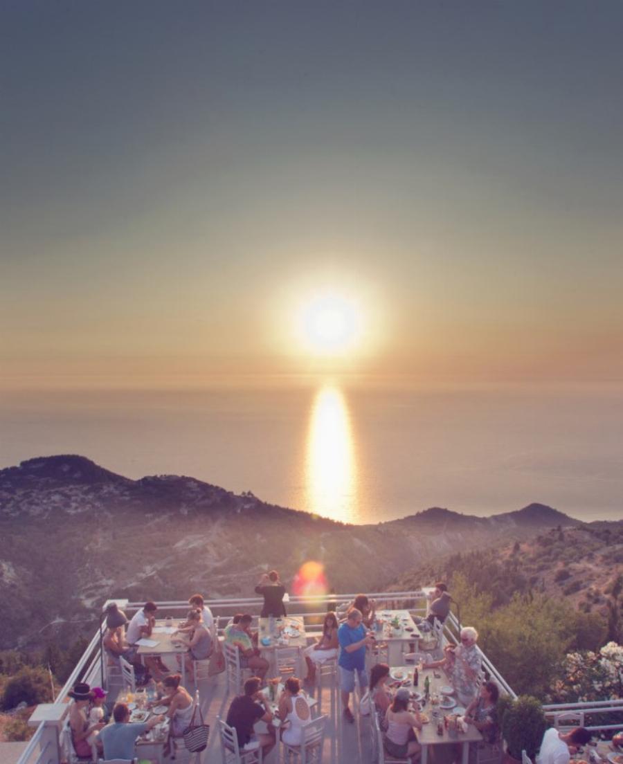 Σαν σκηνικό ταινίας: Το μοναδικό εστιατόριο της Ελλάδας όπου μπορείς να φας πάνω από τα σύννεφα!