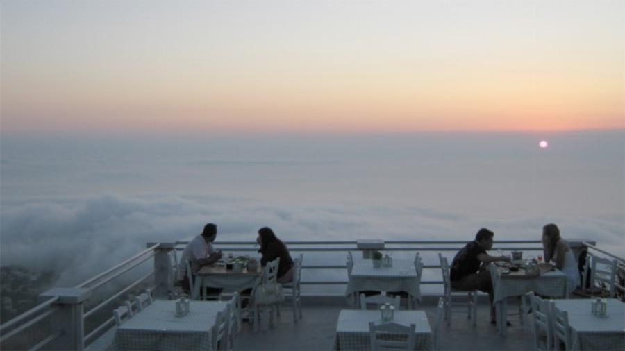 Σαν σκηνικό ταινίας: Το μοναδικό εστιατόριο της Ελλάδας όπου μπορείς να φας πάνω από τα σύννεφα!