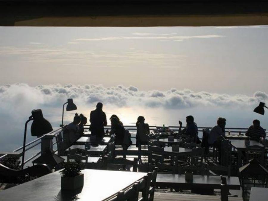 Σαν σκηνικό ταινίας: Το μοναδικό εστιατόριο της Ελλάδας όπου μπορείς να φας πάνω από τα σύννεφα!
