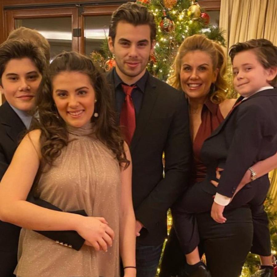 Ευγενία Μανωλίδου: Οι 10 σπάνιες εικόνες που δείχνουν ότι είναι μια υπέροχη μαμά και πολύ τρυφερή σύζυγος