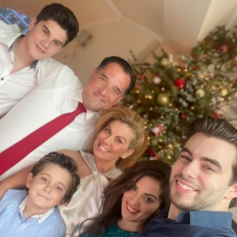 Ευγενία Μανωλίδου: Οι 10 σπάνιες εικόνες που δείχνουν ότι είναι μια υπέροχη μαμά και πολύ τρυφερή σύζυγος