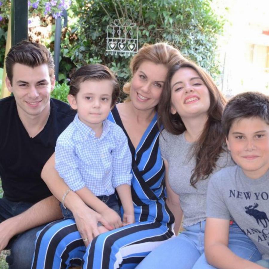 Ευγενία Μανωλίδου: Οι 10 σπάνιες εικόνες που δείχνουν ότι είναι μια υπέροχη μαμά και πολύ τρυφερή σύζυγος