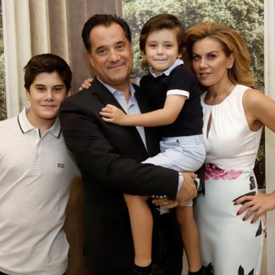 Ευγενία Μανωλίδου: Οι 10 σπάνιες εικόνες που δείχνουν ότι είναι μια υπέροχη μαμά και πολύ τρυφερή σύζυγος