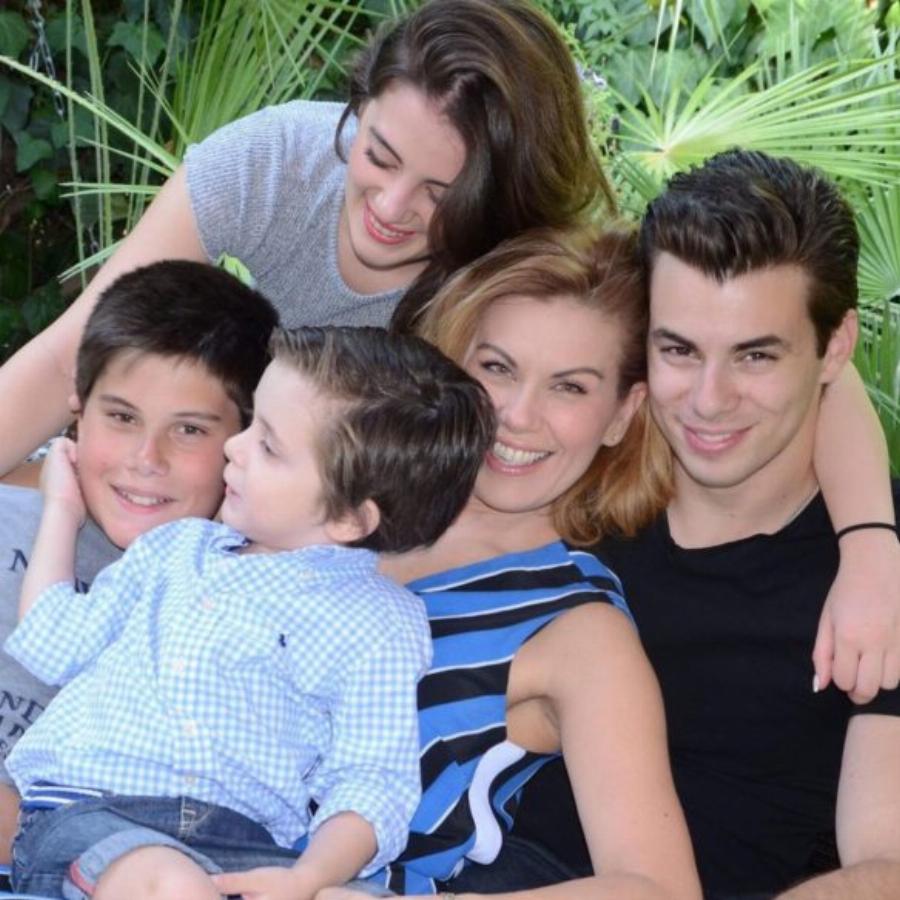 Ευγενία Μανωλίδου: Οι 10 σπάνιες εικόνες που δείχνουν ότι είναι μια υπέροχη μαμά και πολύ τρυφερή σύζυγος