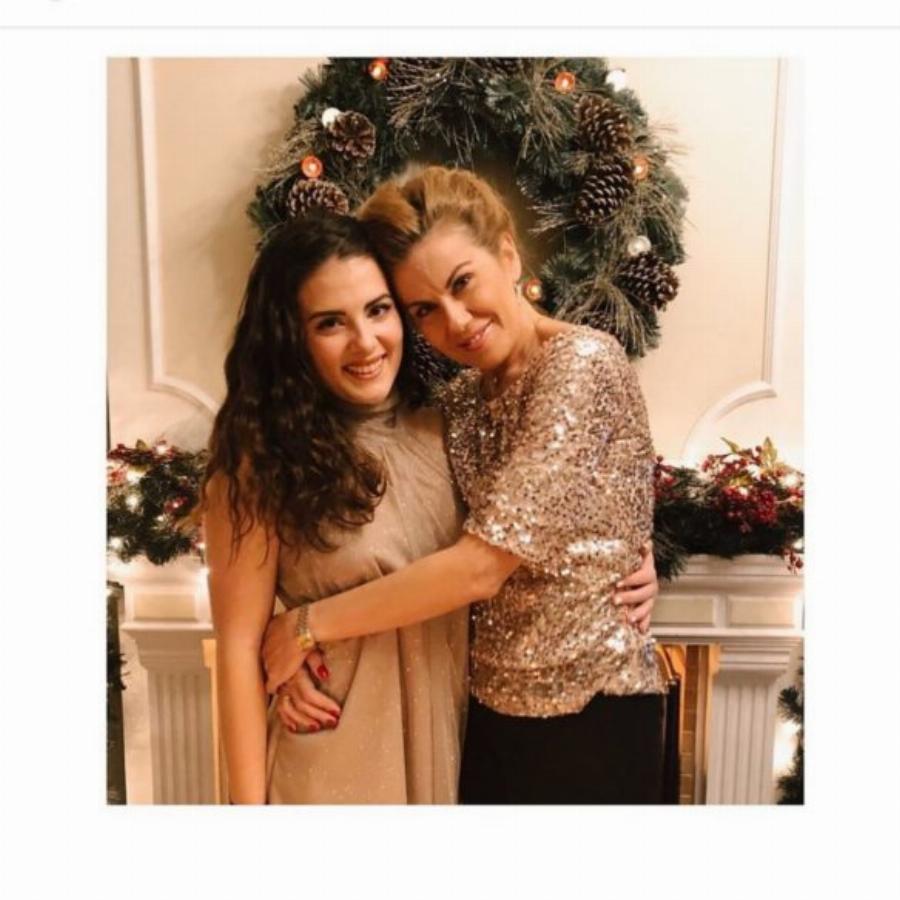 Ευγενία Μανωλίδου: Οι 10 σπάνιες εικόνες που δείχνουν ότι είναι μια υπέροχη μαμά και πολύ τρυφερή σύζυγος