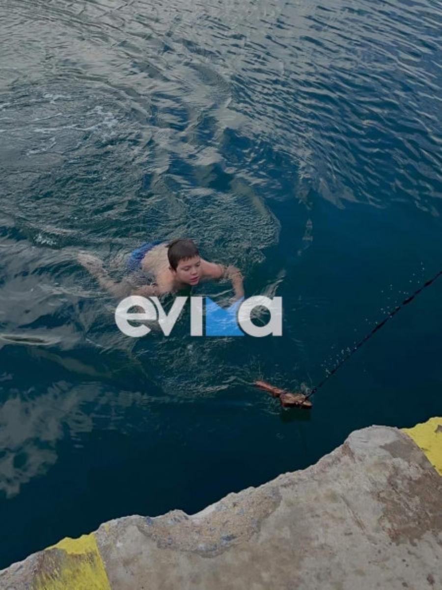 Δάκρυσε η Ελλάδα: Συγκίνησε ο 10χρονος στην Εύβοια που βούτηξε μόνος του να πιάσει τον Σταυρό